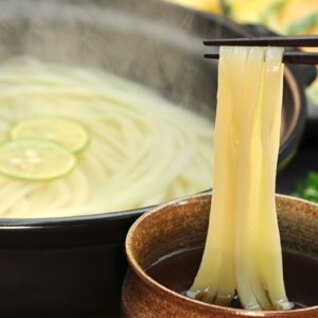 保温効果抜群！みんなで温まる土鍋を囲む釜あげうどん